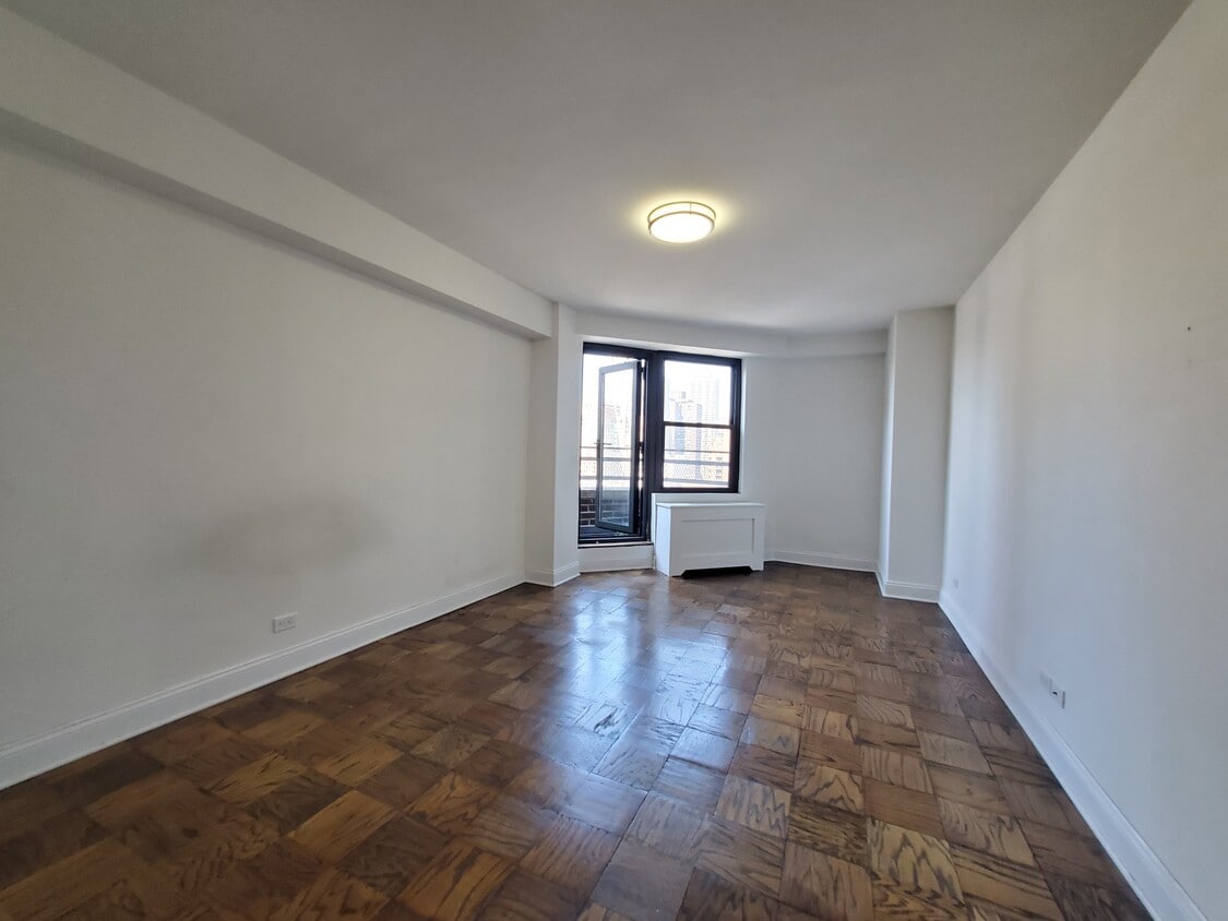 Building Photo - 240 E 82nd St