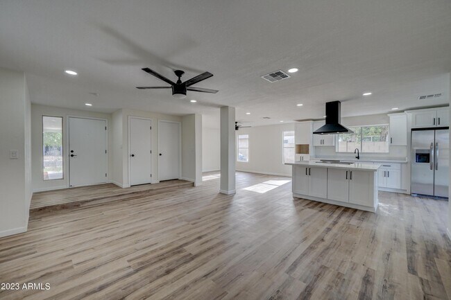 Foto del edificio - 7113 W Sunnyside Dr