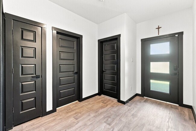 Building Photo - 14602 Sweetwater Dr