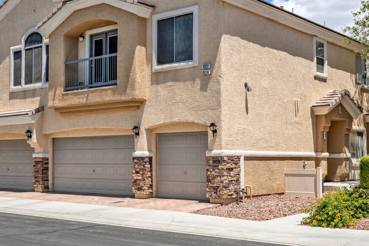 Foto principal - 3520 Glorious Iris Pl