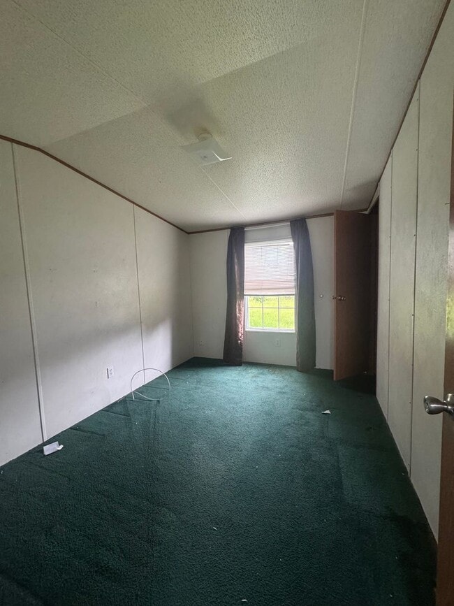 Building Photo - Sweet 3/2 mobile home