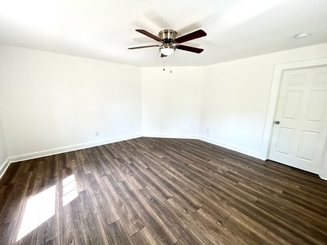 Building Photo - MOVE IN READY TWO BEDROOM ONE BATH - GREAT...