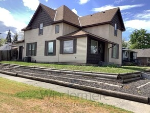 Building Photo - 430 E Oak St