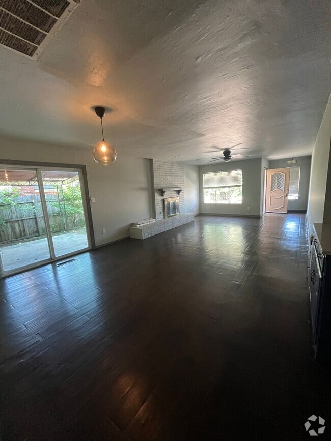 Building Photo - 3604 Willow Springs Dr