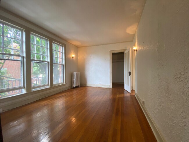 Building Photo - 3350 N Claremont Ave