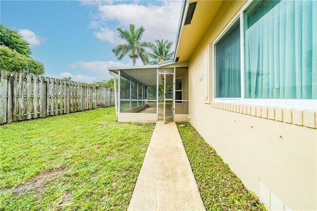 Foto del edificio - 1611 Poinsettia Dr