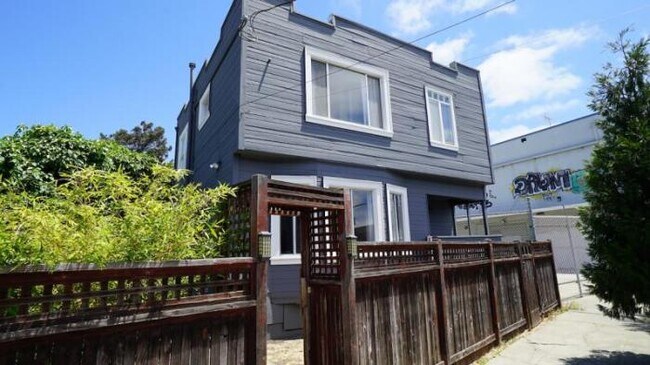 Foto del edificio - 4 bedroom in Oakland CA 94609