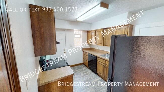Building Photo - Updated 2 bedroom, 1 bathroom townhome in ...