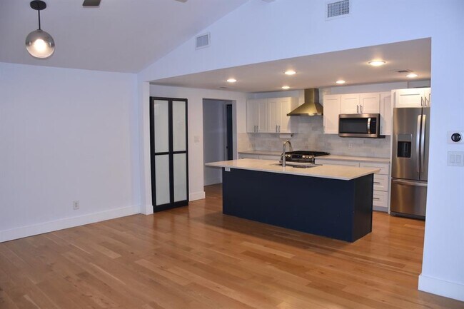 Foto del edificio - 401 N Pleasant Valley Rd