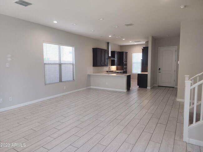 Building Photo - 6519 E Bluefield Ave