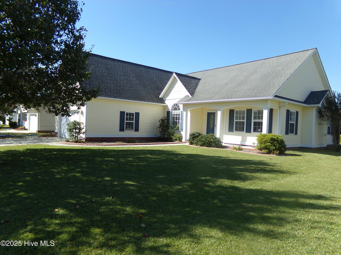 Foto principal - 104 Conner Grant Rd