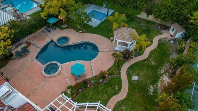 Building Photo - 5915 Greenbriar Ct