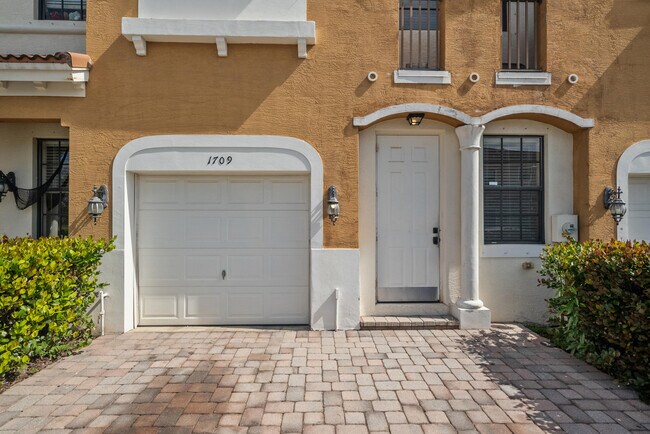 Building Photo - 1709 SW Umbria St