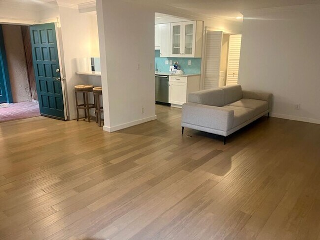 Foto del edificio - Beautiful Update 2 Bedroom 2 Bathroom Condo