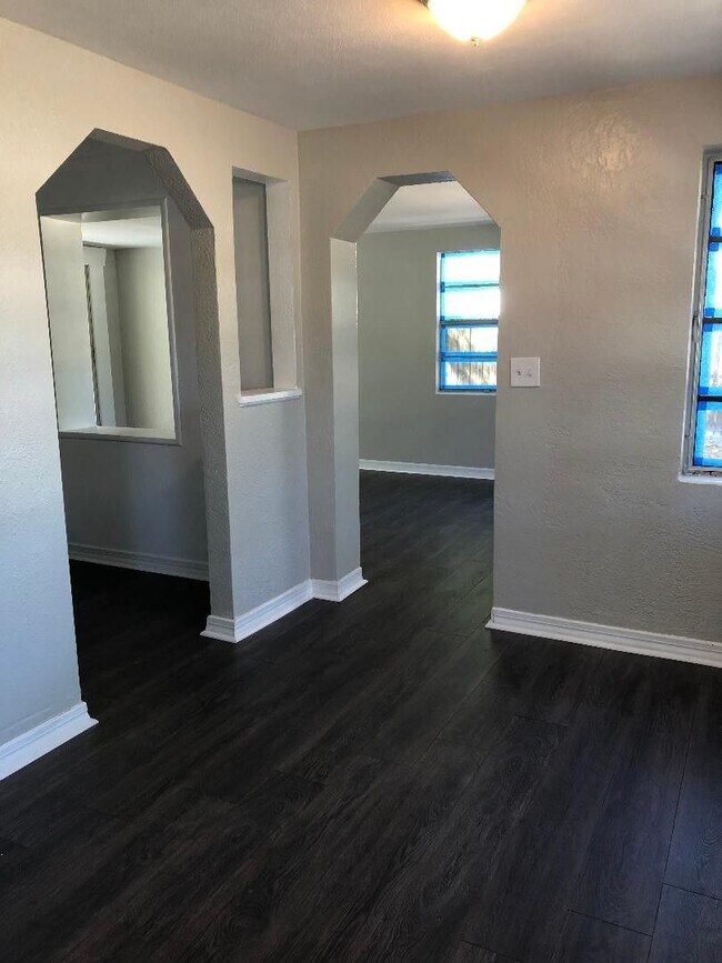 Foto del edificio - 1 Bed 1 Bath Remodeled Home | Pet Friendly | Washer Dryer Hook Ups | Section 8 Welcome