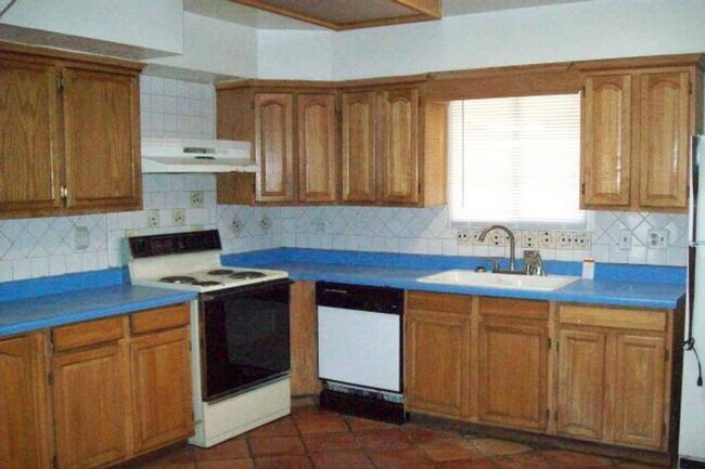 Building Photo - 4 Bedroom 3 Bath Home Available