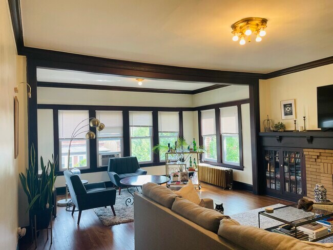 Photo - 2517 W Gunnison St Apartments