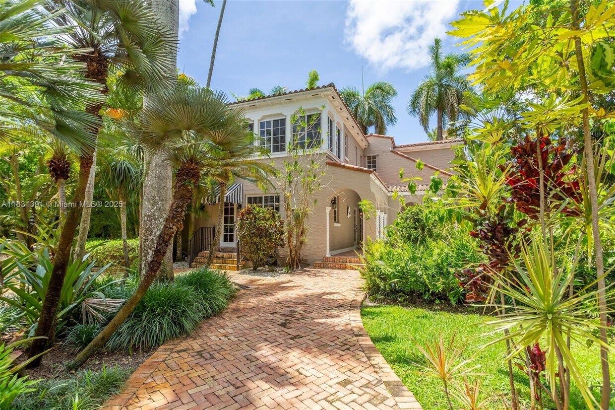 Foto principal - 13599 Old Cutler Rd