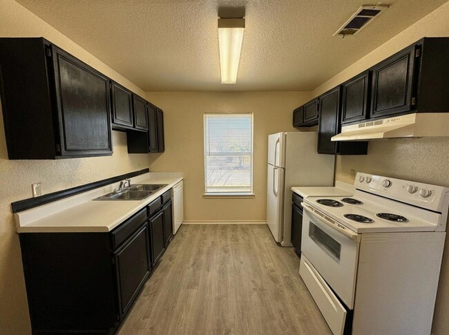 Building Photo - 1709 Cedarhill Dr