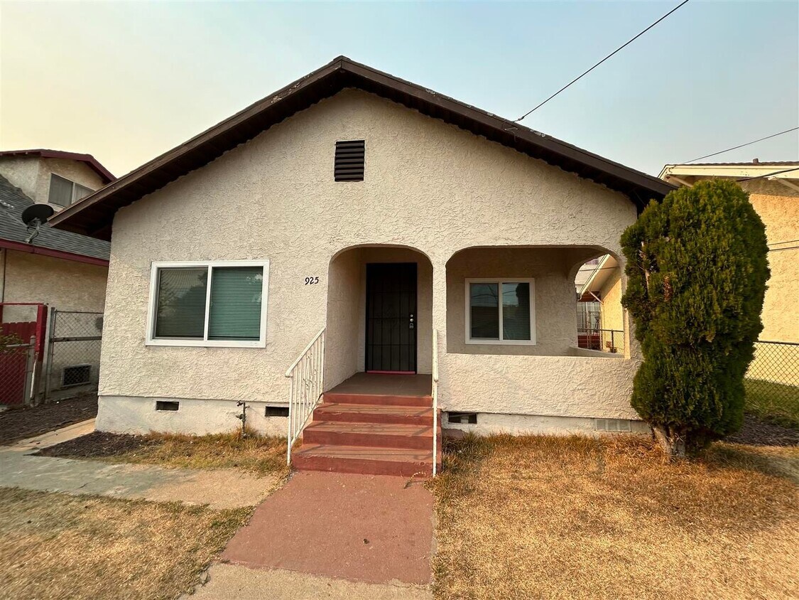 2 bedroom, 1 bath Front unit of duplex - R... - 2 bedroom, 1 bath Front unit of duplex - R...