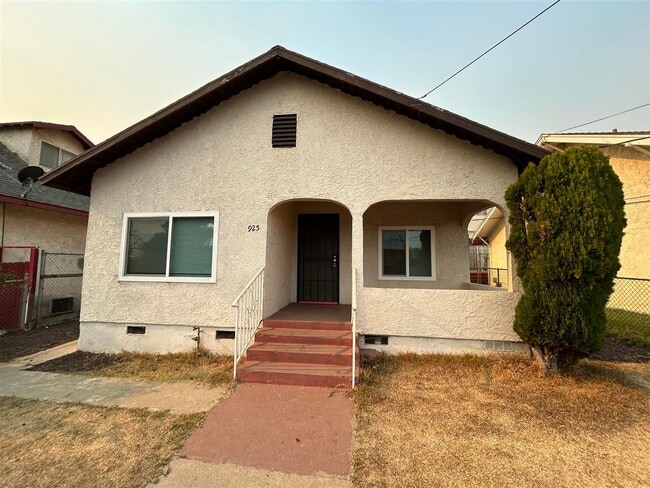 2 bedroom, 1 bath Front unit of duplex - R... - 2 bedroom, 1 bath Front unit of duplex - R... House