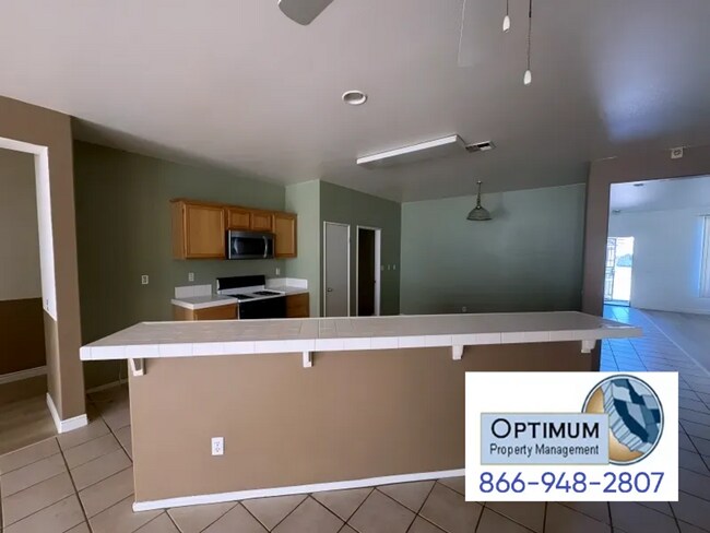 Foto del edificio - Spacious 4-Bedroom 2-Bathroom Home with Fireplace & Large Backyard