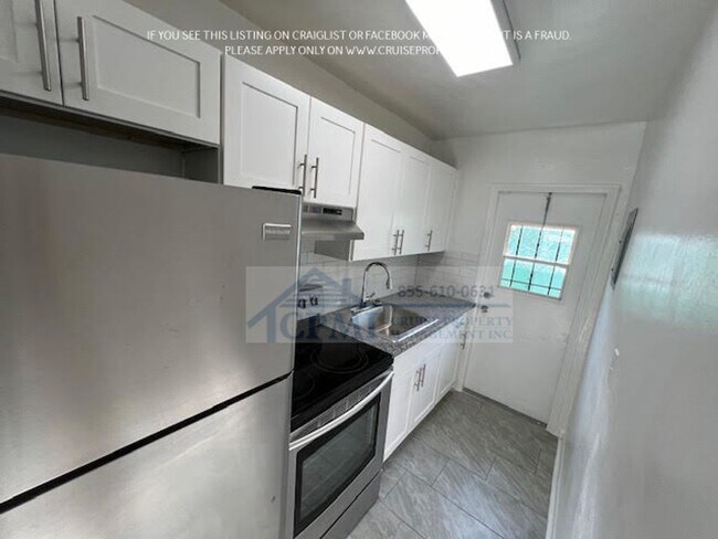 Building Photo - Affordable Downtown WPB 2/1 without the Downtown Price Steps Away From it ALL!! $995 Sec Dep spec...