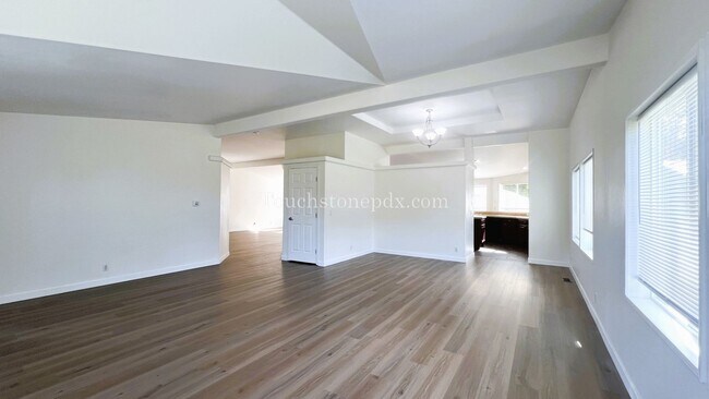 Building Photo - Spacious 3-Bedroom Home in West Linn