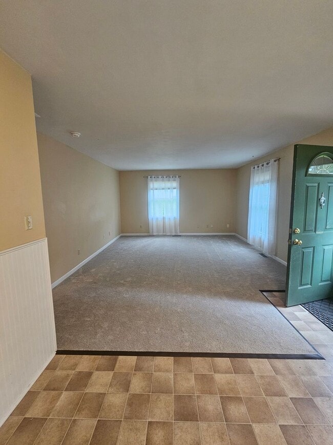 Building Photo - 3 Bedroom House Available July 27, 2026