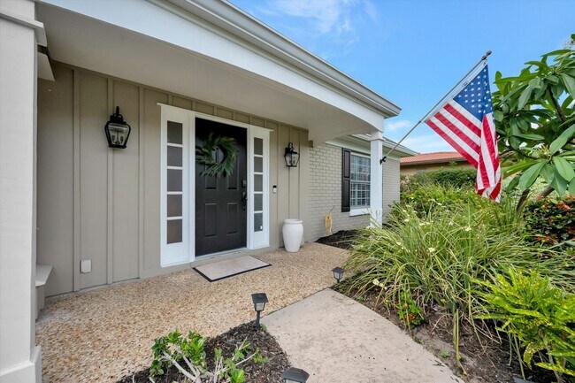Foto del edificio - Luxury 5 Bed/4 Bath Pool Home on a Golf Course in Central Sarasota