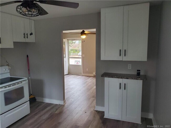 Foto del edificio - 83 Midway Oval