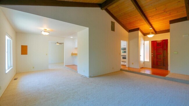 Building Photo - 250 Tabor Dr