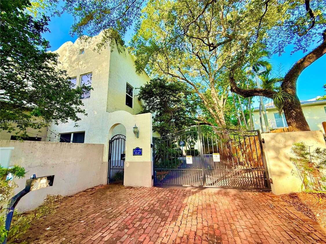 Foto principal - 3071 Center St