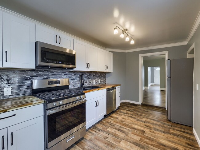 Building Photo - Newly Renovated Single Family Home in Midtown