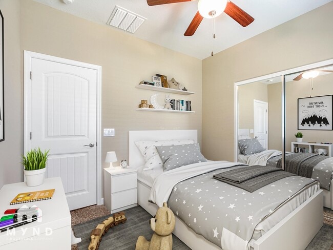 Building Photo - 1367 S Country Club Dr