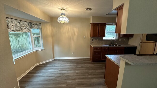 Building Photo - 13 N Deerfoot Cir