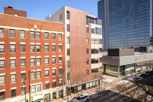 Foto del edificio - 834 W Montrose Ave