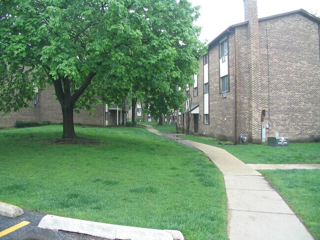 Building Photo - 2272 W Nichols Rd