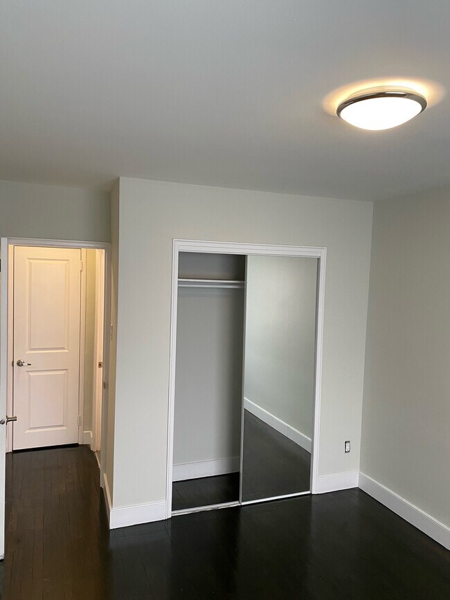 Photo du bâtiment - MIMICO WATERFRONT PARK, UNIQUE RENOVATED ART DECO BUILDING BY AWARD WINNING DESIGNER