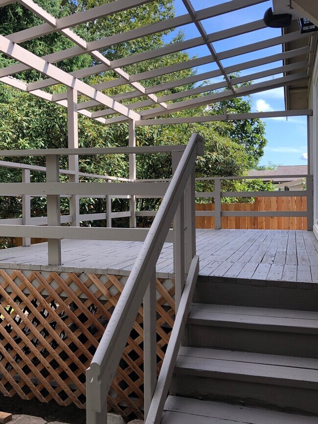 Foto del edificio - Stylish Kirkland Rambler with Fenced Yard ...