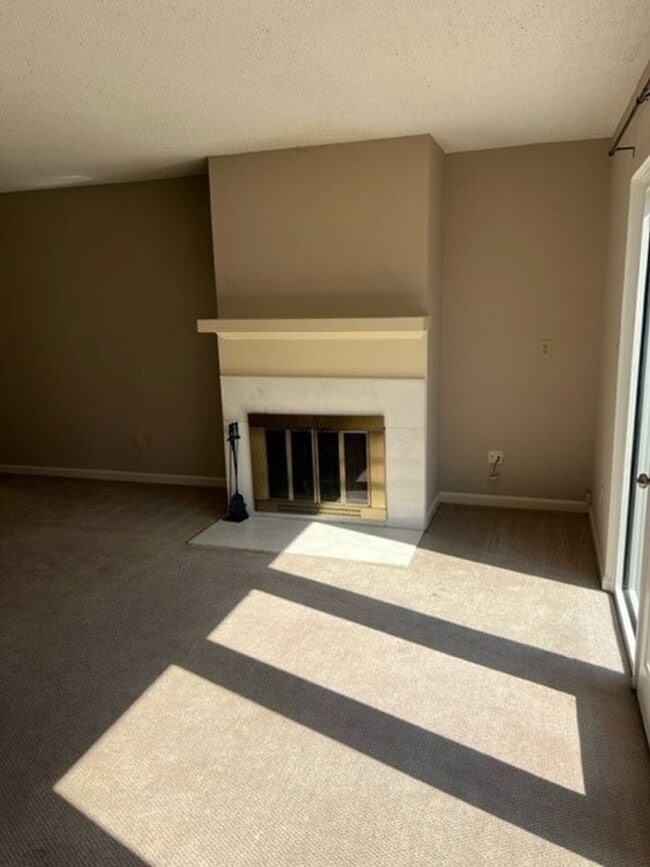 Building Photo - Cozy 2 Bed 1.5 Bath Townhome available