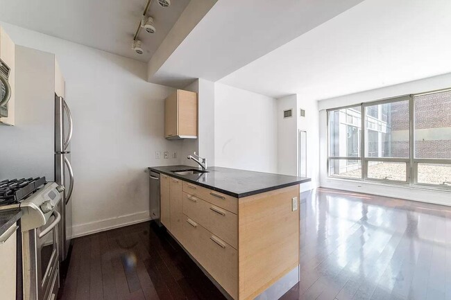 Building Photo - 350 W 42nd St