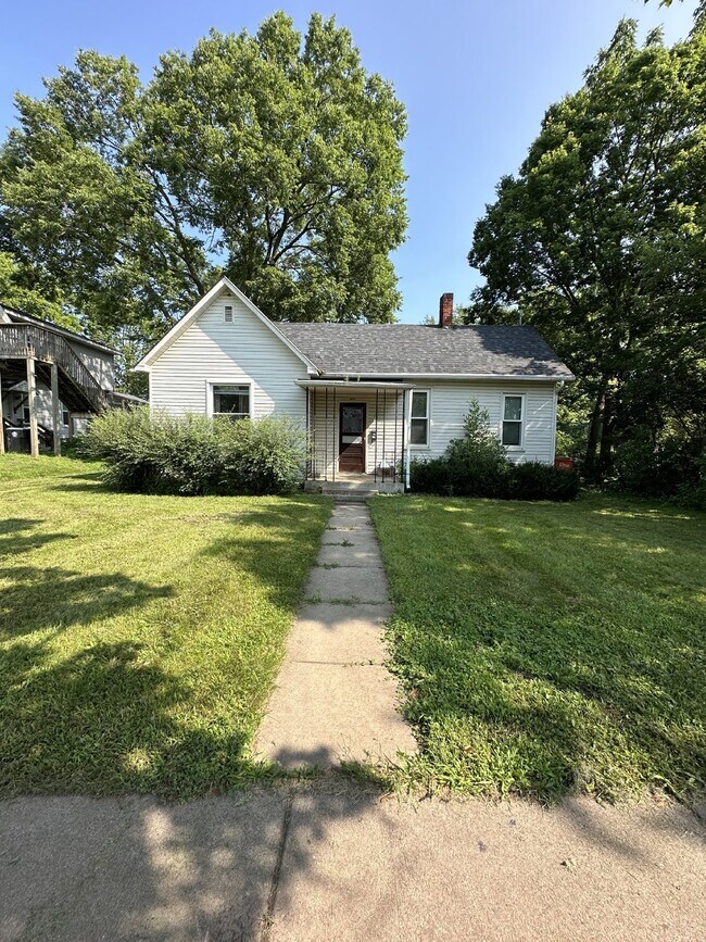 Foto del edificio - 3 bed 1 bath house close to UWEC and Water St! Available June 1st