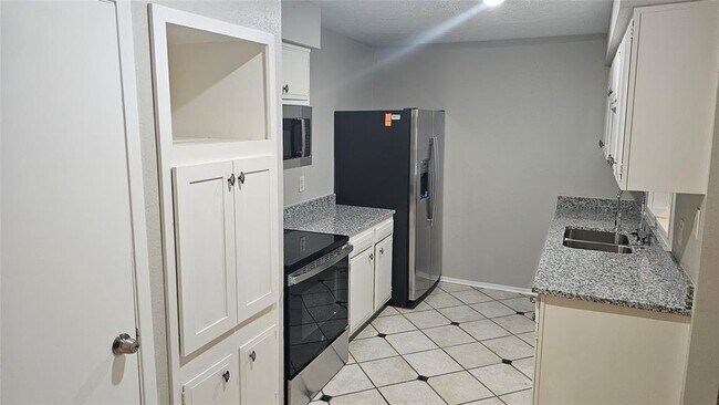 Foto del edificio - 23218 Birnam Wood Blvd