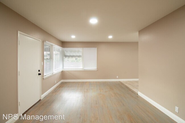 Foto del edificio - 2 br, 1 bath Apartment - 2247 Earl Avenue ...