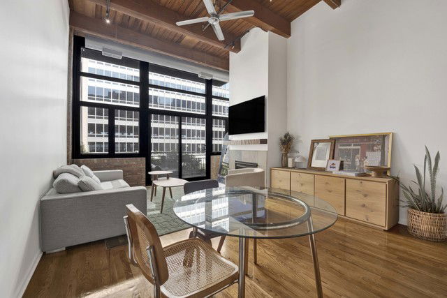 Foto del edificio - 525 W Superior St