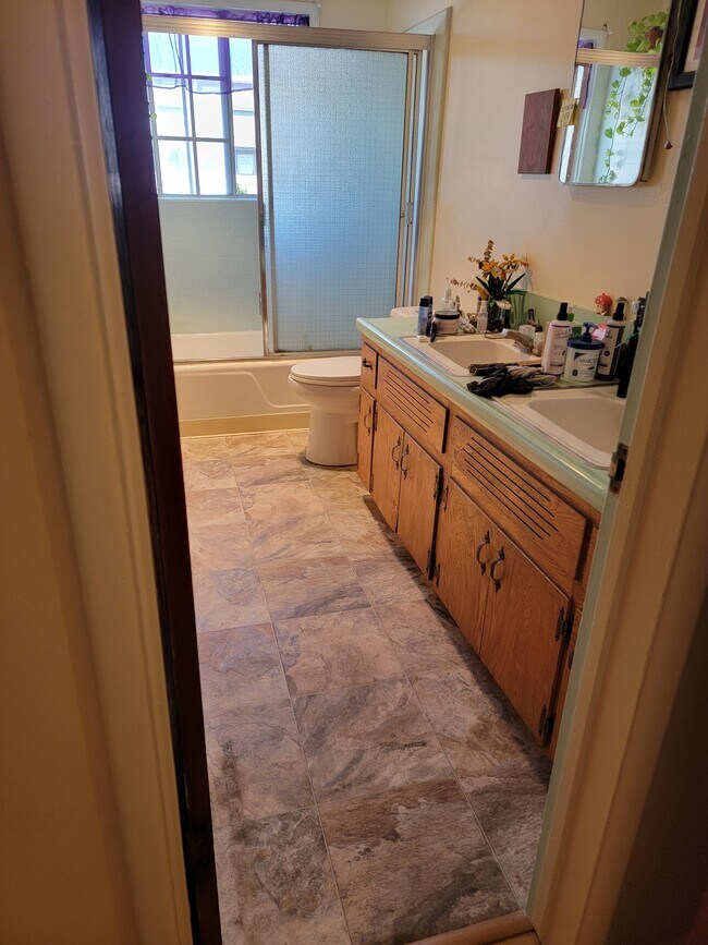 baño - 2239 N Frederic St