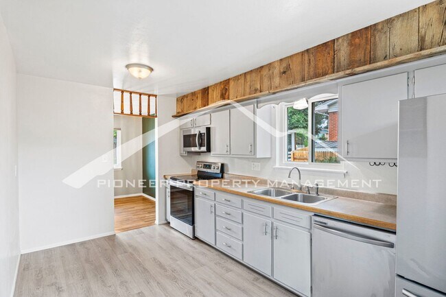 Building Photo - Spacious 4-Bed, 2-Bath Home with Finished ...