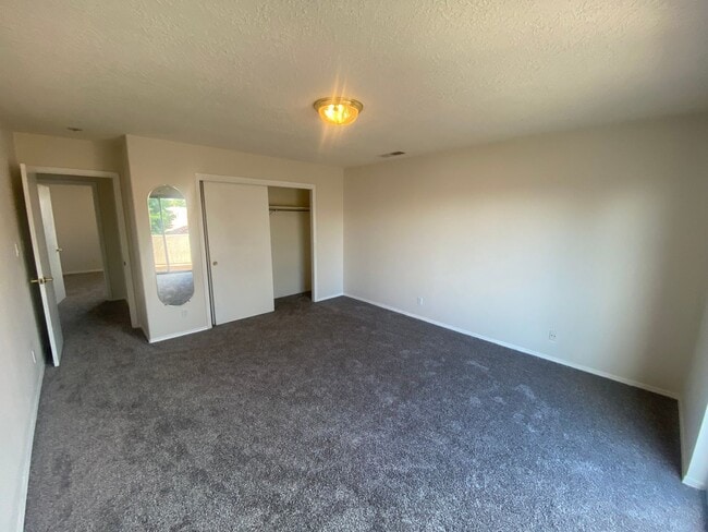 Building Photo - Fully Updated 3BR/2.5BA in Desirable Lampl...