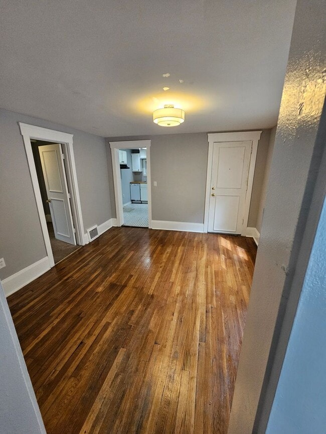 Building Photo - Move-in special - 2 Bedroom in Tremont!!